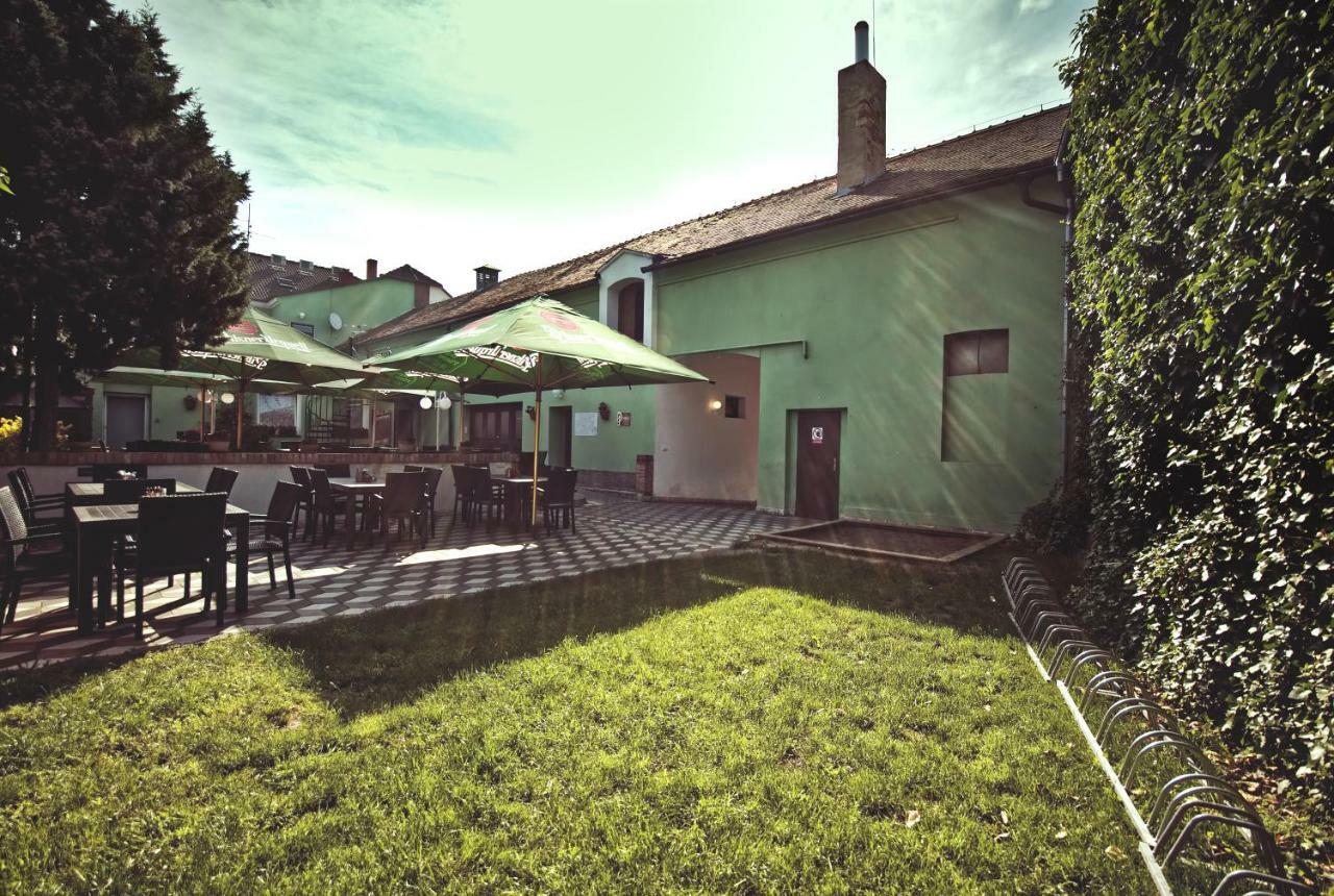 Restaurace A Penzion Praha Dolni Dunajovice Exterior photo