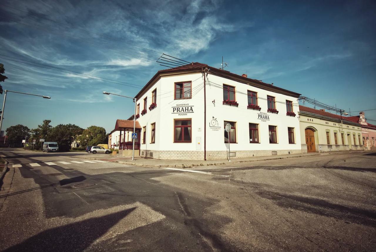 Restaurace A Penzion Praha Dolni Dunajovice Exterior photo
