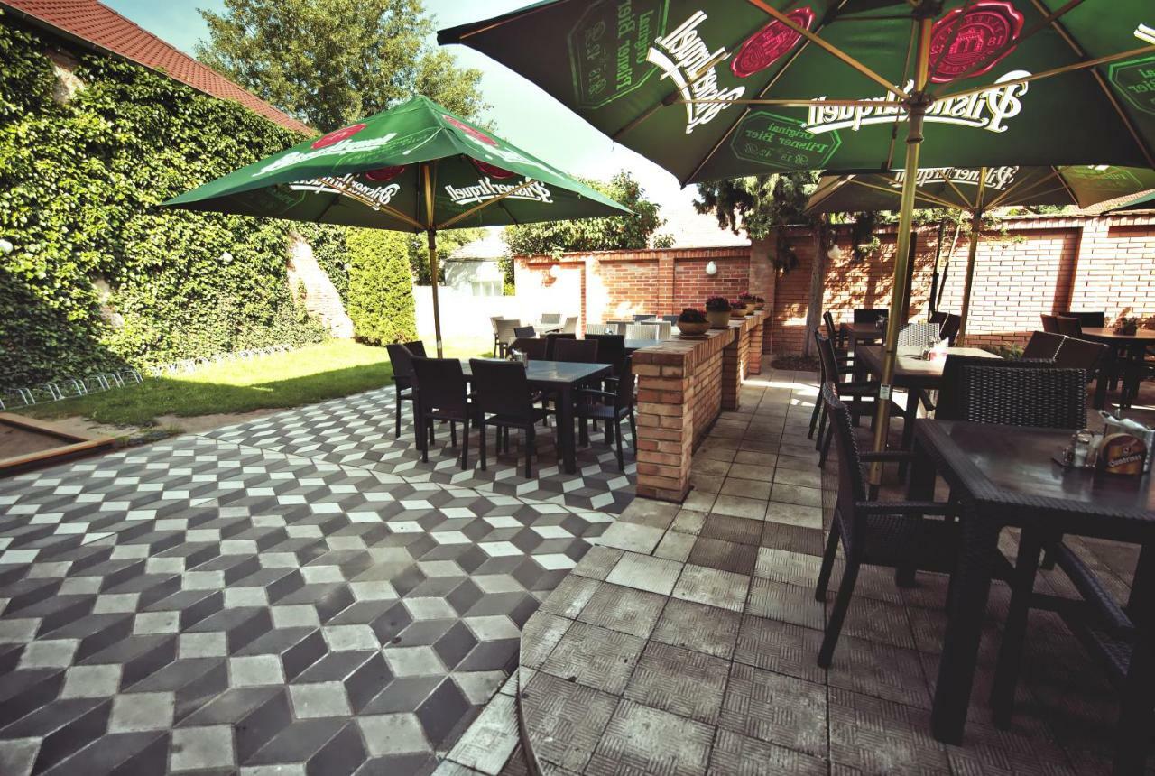 Restaurace A Penzion Praha Dolni Dunajovice Exterior photo