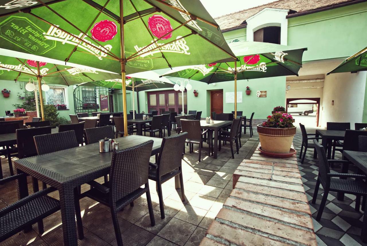 Restaurace A Penzion Praha Dolni Dunajovice Exterior photo
